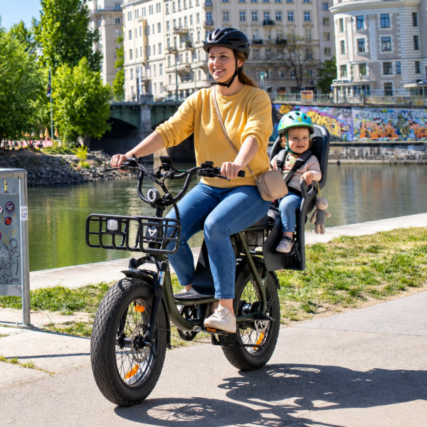 Vélo électrique devant une fresque urbaine-1 Vélo électrique devant une fresque urbaine 1