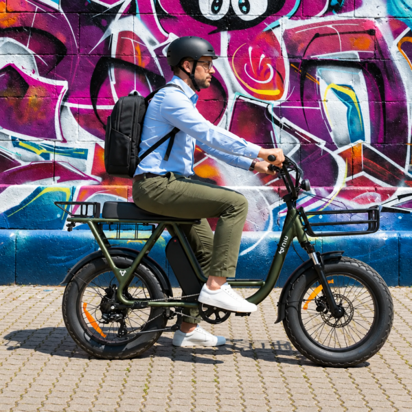 Vélo électrique devant une fresque urbaine